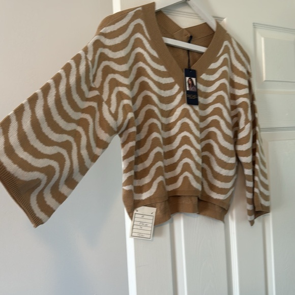 Brand new never worn, medium , soft v-neck sweater - Picture 5 of 5